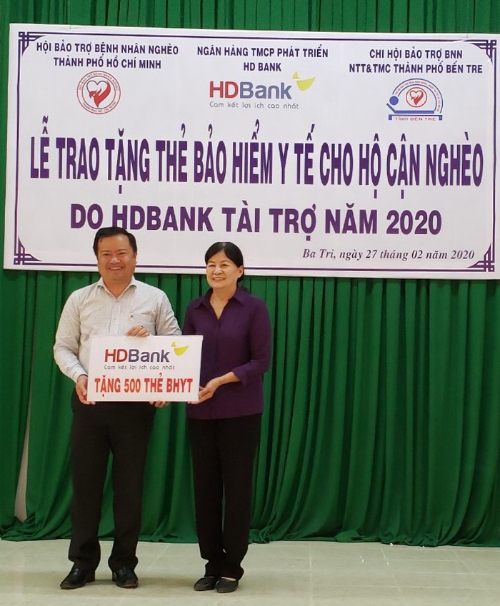 Hơn 25.000 thẻ BHYT do HDBank tài trợ chi phí đã trao tận tay nhiều hộ cận nghèo trên cả nước