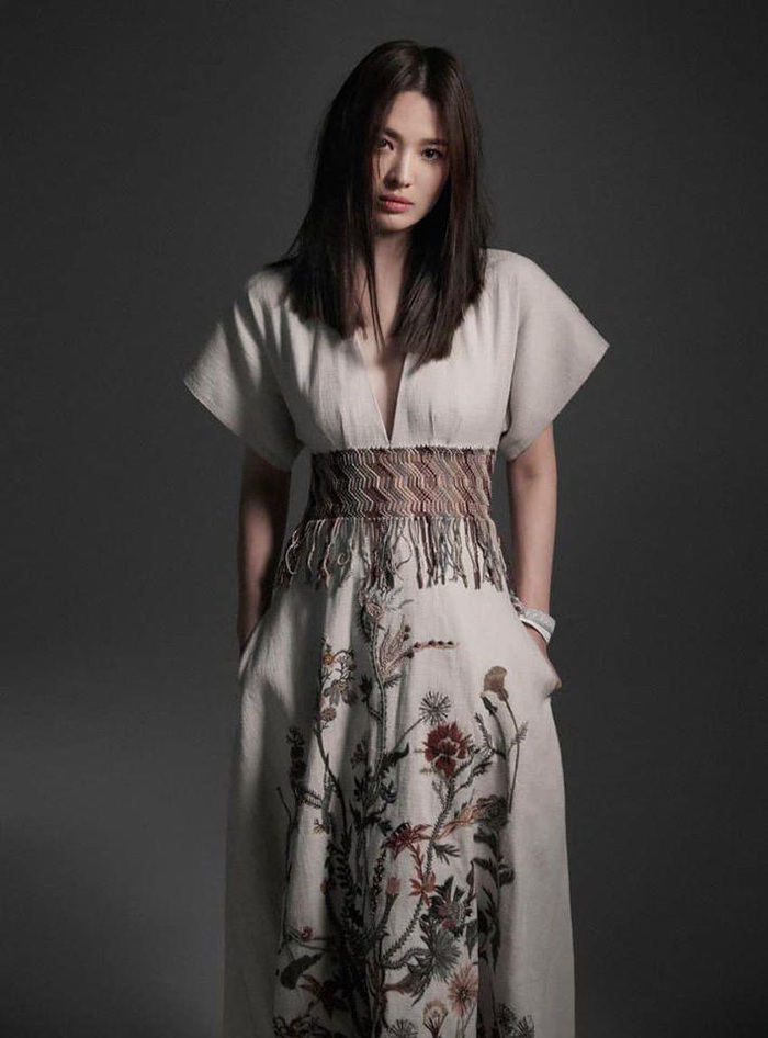 Thoát khỏi hình tượng &quot;ngọc nữ&quot;, Song Hye Kyo mặc váy xẻ ngực sâu quyến rũ - Ảnh 3.