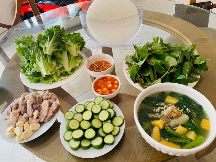 Mâm cơm nhà sao Việt mùa dịch Covid-19: Từ canh rau bình dân tới món Âu nhìn đã thấy thèm - Ảnh 2.