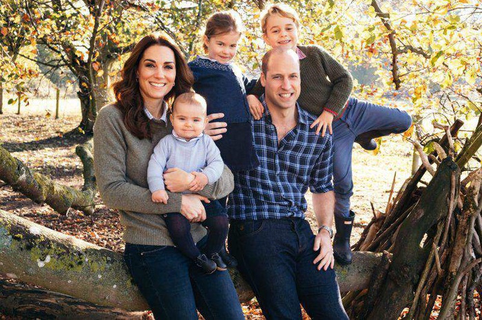 Cái chạm tay vào đầu con của Kate Middleton, tưởng vô tình nhưng lại mang ý nghĩa sâu xa - Ảnh 2.