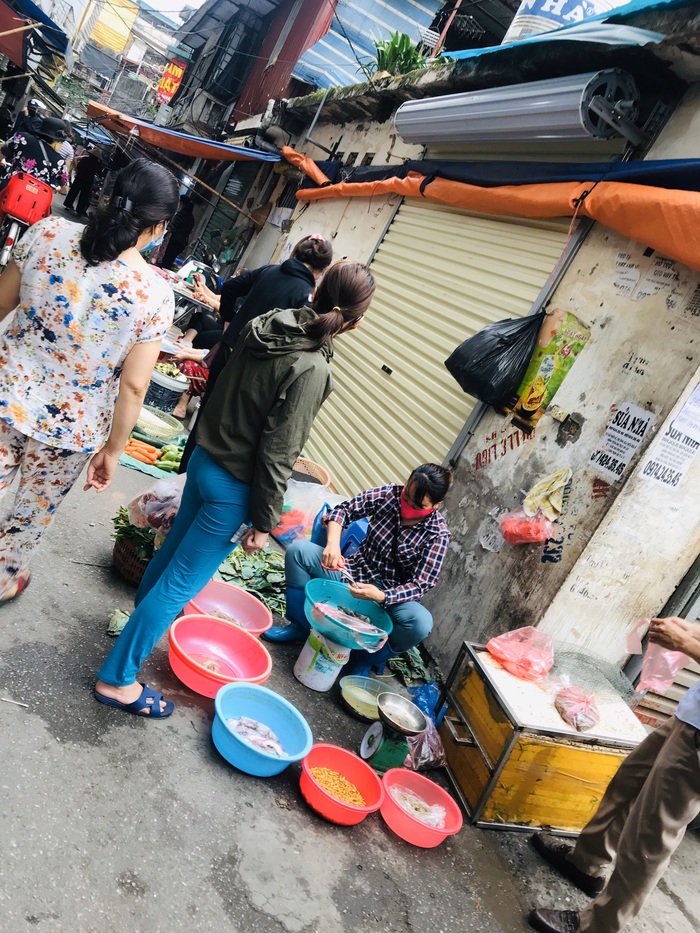 Với người lao động mưu sinh ở chợ Phương Mai, nỗi lo không có tiền lớn hơn nỗi lo nhiễm Covid-19