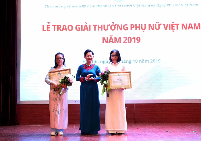 Nguyễn Khánh Linh (bên trái) nhận bằng khen của TƯ Hội LHPNVN trong dịp Lễ trao giải thưởng Phụ nữ Việt Nam 2019
