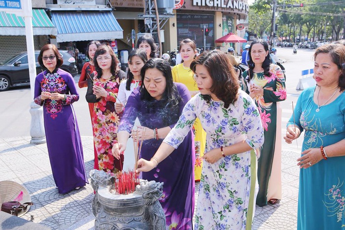 Trong trang phục áo dài truyền thống, CB Hội phụ nữ phường Thạch Thang, quận Hải Châu, thành phố Đà Nẵng dâng hương tại Bia tưởng niệm Biệt đội Lê Độ.
