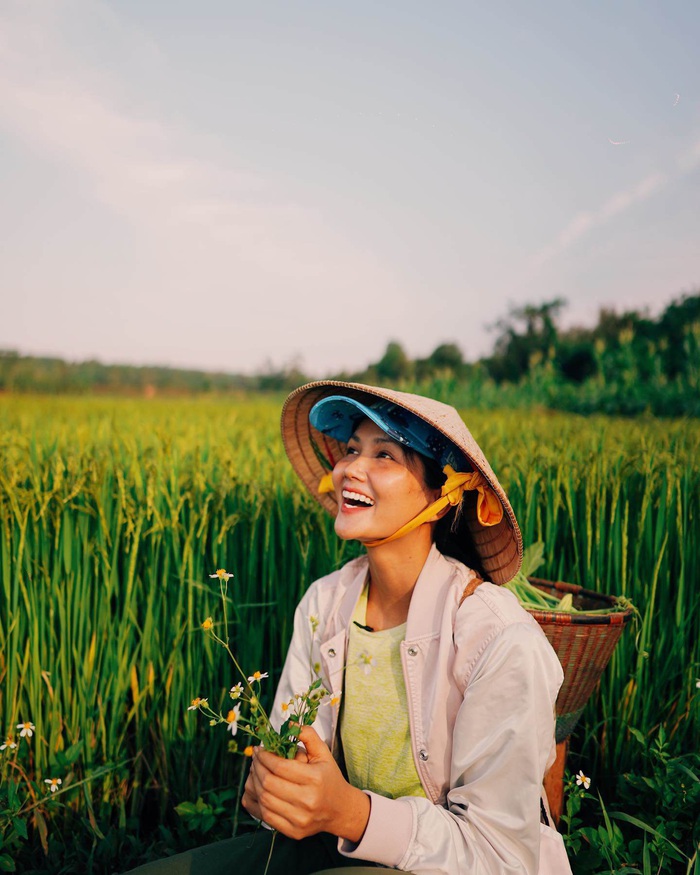 Diện đồ làm ruộng đến ngân hàng, H'Hen Niê đích thị là nàng Hậu ăn mặc bình dân nhất Vbiz - Ảnh 3.