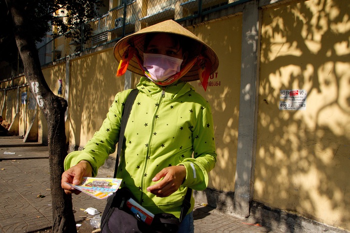 Chị Lành quê ở Hà Tĩnh đang tranh thủ bán những tấm vé số cuối cùng trong ngày để tranh thủ kịp xe về quê trước ngày ngưng phát hành vé số