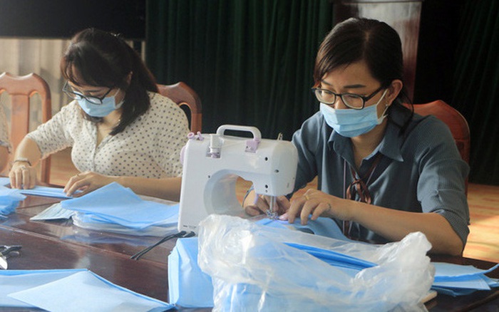 Khẩu trang y tế được làm từ những “thợ may bất đắc dĩ