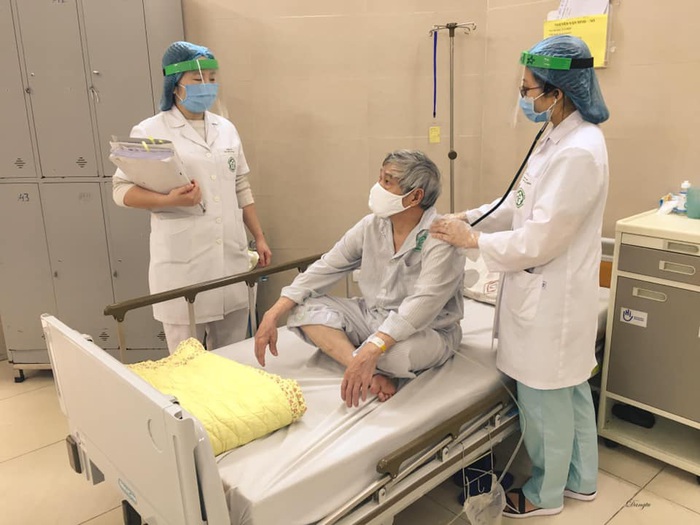 Nhân viên y tế BV Bạch Mai chăm sóc bệnh nhân