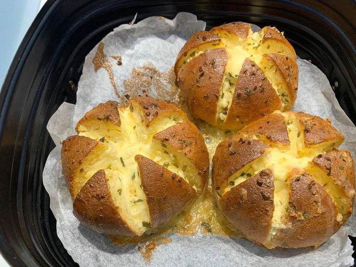 Học 8X làm bánh mì bơ tỏi sốt phô mai đình đám phiên bản nồi chiên không dầu - Ảnh 7.