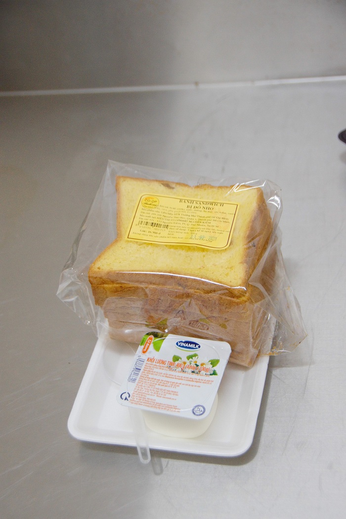 Có một vị người nước ngoài thường xuyên yêu cầu thực đơn rất đơn giản gồm bánh mì sandwich và sữa chua cho 2 bữa ăn chính