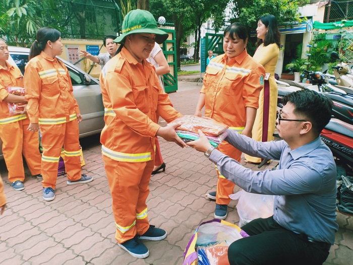 TPHCM: Hội LHPN quận 1 tặng 90 bộ vải áo dài cho nữ công nhân đội vệ sinh  - Ảnh 1.