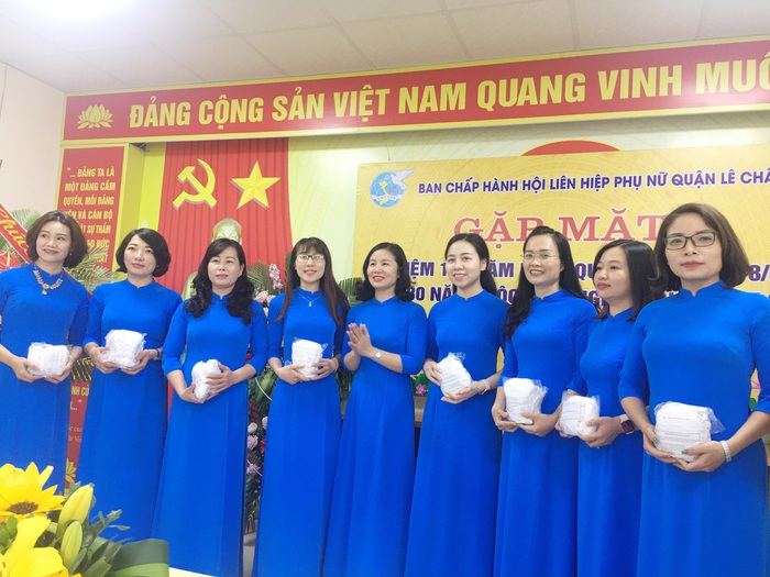 Hội LHPN quận Lê Chân tặng khẩu trang cho hội viên phụ nữ