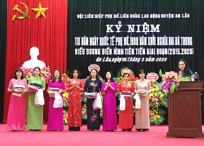 Tặng áo dài cho phụ nữ khó khăn ở Hội LHPN huyện An Lão