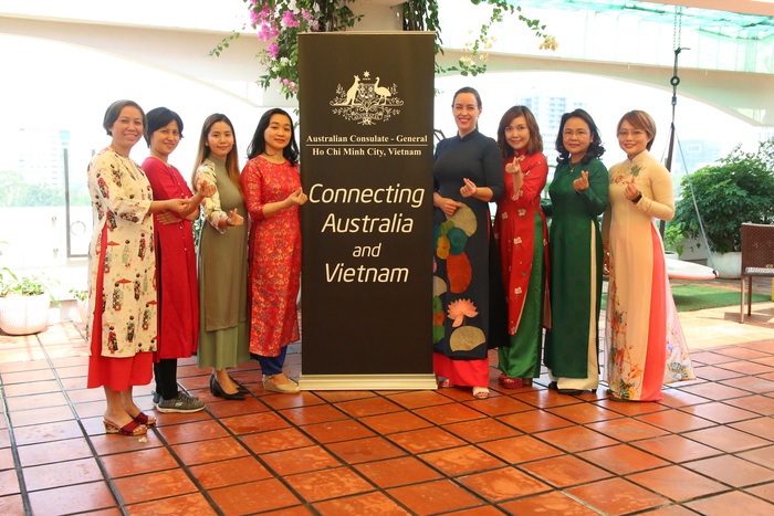 Tổng lãnh sự Australia tại TPHCM: “Tôi thích mặc áo dài Việt Nam trong các sự kiện quan trọng” - Ảnh 2.