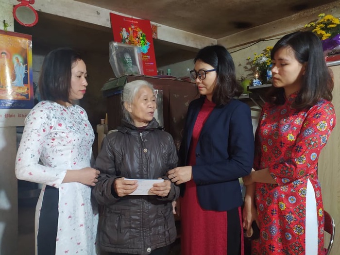 Cán bộ TƯ Hội LHPN Việt Nam thăm, tặng quà người phụ nữ có hoàn cảnh khó khăn - Ảnh 1.