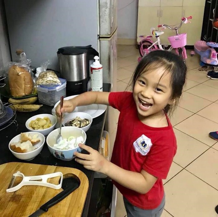 Con gái 6 tuổi tự vào bếp nấu ăn, pha nước gừng cho mẹ mỗi ngày, ai cũng trầm trồ - Ảnh 6.
