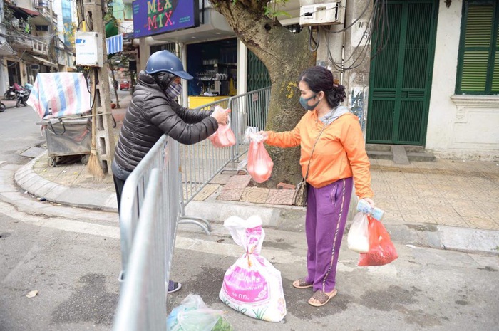 Người dân phố Trúc Bạch sau một ngày cách ly: “Chúng tôi rất yên tâm” - Ảnh 2.