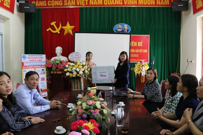 Hội LHPN tỉnh Bắc Giang: Tặng hàng trăm bánh xà phòng cùng nước rửa tay 10 trường mầm non trên địa bàn  - Ảnh 1.