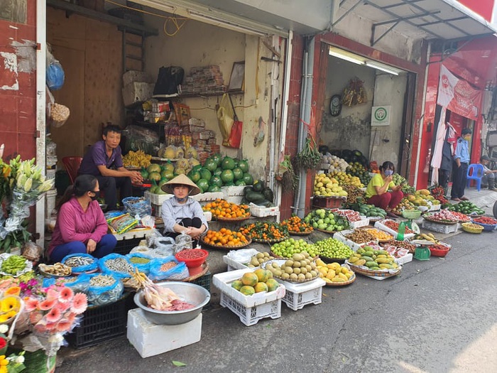 Chợ, siêu thị đầy ắp hàng hóa, thiếu bóng người mua - Ảnh 4.