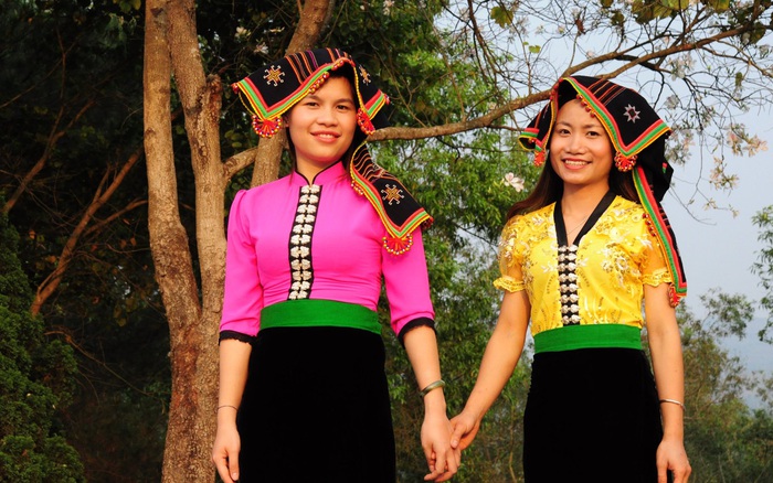 Sống động hoa văn trên trang phục phụ nữ Thái