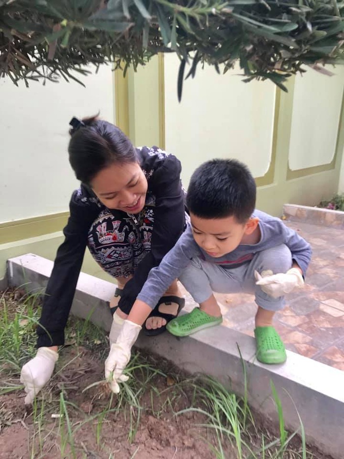 BTV Hoàng Trang và con trai cùng làm vườn trong ngày đầu tiên thực hiện cách ly toàn xã hội ở quê