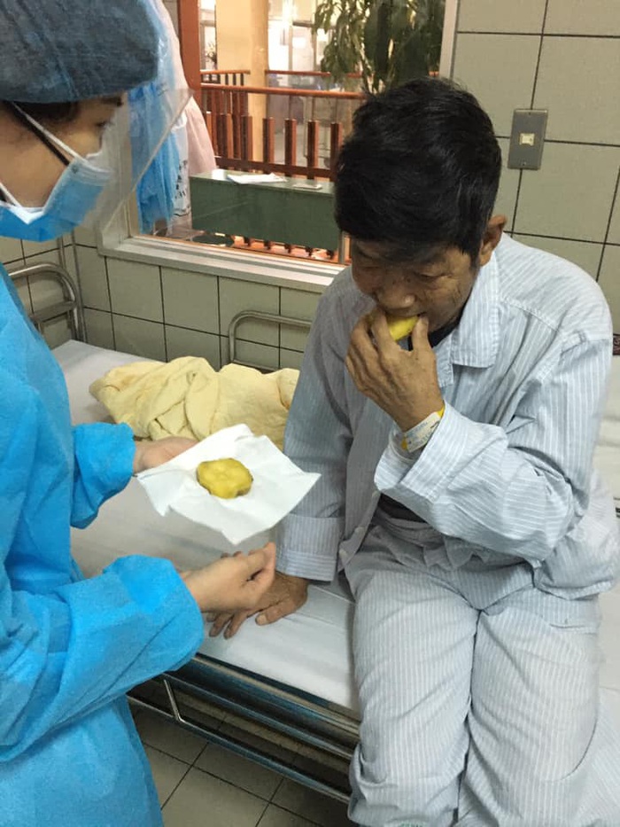 Nhân viên Y tế của BV Bạch Mai chăm sóc người bệnh trong thời điểm BV bị phong tỏa
