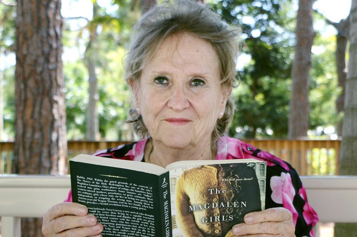 Bà Jeanne Jordan (75 tuổi), biên tập viên một tờ báo đã nghỉ hưu, đã thành lập một câu lạc bộ sách ảo giúp mọi người đọc sách thư giãn, tạm quên đi nỗi lo về đại dịch