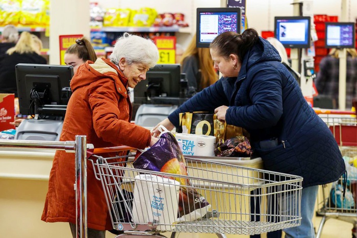 Các siêu thị có 1 tiếng mở cửa đầu giờ mỗi ngày dành riêng cho người cao tuổi