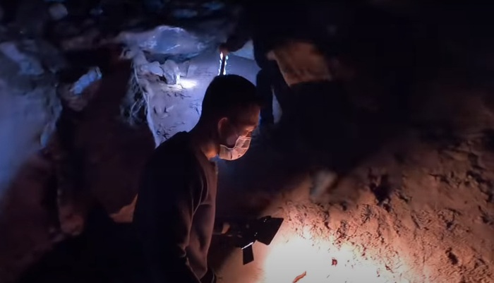 Youtuber Hoàng Nam trong một cảnh đột nhập hang răn ở Sơn La khiến người xem ngộp thở