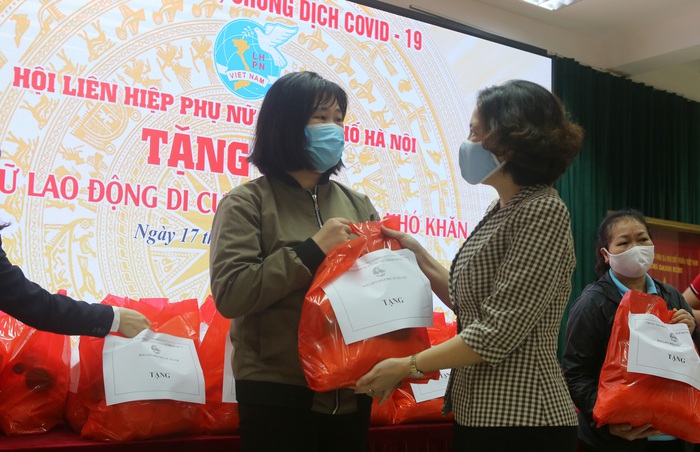 Hội LHPN Hà Nội hỗ trợ 100 suất quà cho nữ lao động di cư tại quận Tây Hồ mùa dịch Covid-19 - Ảnh 2.