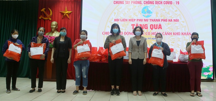 Hội LHPN Hà Nội hỗ trợ 100 suất quà cho nữ lao động di cư tại quận Tây Hồ mùa dịch Covid-19 - Ảnh 3.