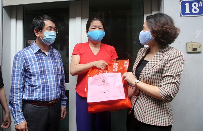 Hội LHPN Hà Nội hỗ trợ 100 suất quà cho nữ lao động di cư tại quận Tây Hồ mùa dịch Covid-19 - Ảnh 1.