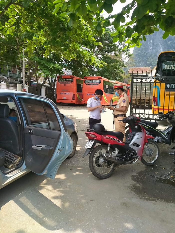 Bất chấp lệnh cấm, 2 tài xế ở Nghệ An dùng ô tô cá nhân để chở khách - Ảnh 1.
