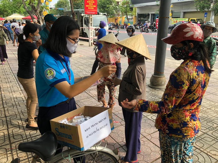 Nha Trang phát gạo cho người nghèo ở trường học - Ảnh 3.