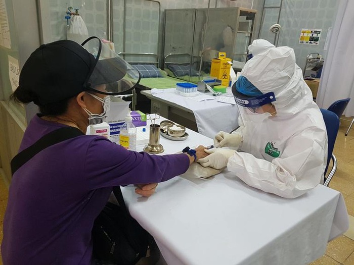 Hà Nội: Đã có kết quả xét nghiệm SARS-CoV-2 hơn 1.000 tiểu thương 5 chợ đầu mối - Ảnh 1.