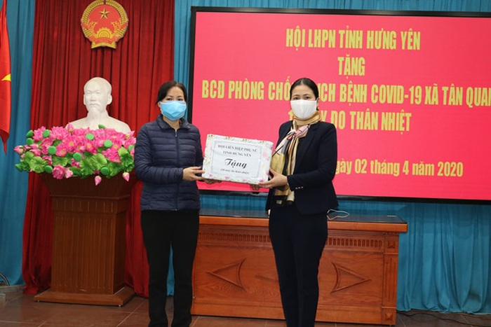 Hội LHPN tỉnh Hưng Yên tặng 20 máy đo thân nhiệt tại Văn Lâm - Ảnh 1.