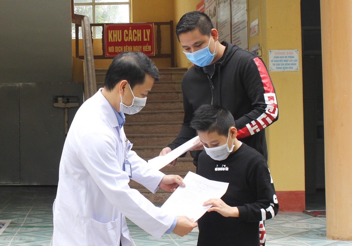 Trung tâm y tế huyện chữa khỏi cho bệnh nhân nhiễm COVID-19 - Ảnh 1.