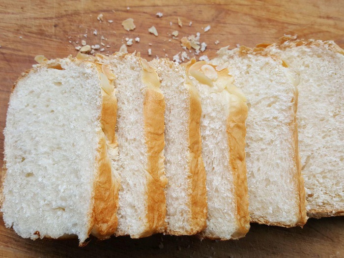 Cách làm bánh mì nướng bơ tỏi cho những ngày ở nhà dài hơi, chỉ một lát là được ăn - Ảnh 1.