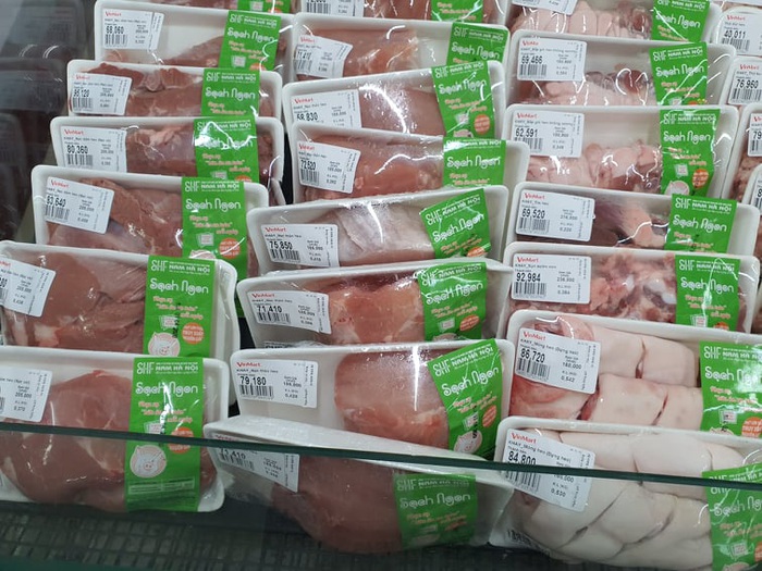 Lợn hơi giảm về mức 70.000 đồng/kg, giá thịt bán lẻ vẫn cao ngất ngưởng - Ảnh 2.
