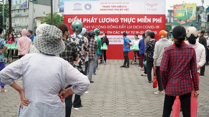 Trung tâm Hạnh phúc Phụ nữ Việt phát gạo và trứng hỗ trợ người khó khăn vì Covid-19 - Ảnh 3.