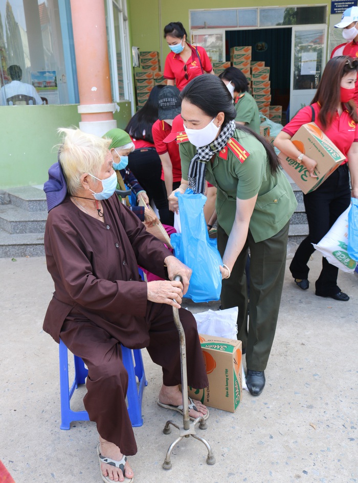 Hội Phụ nữ Công an TPHCM tặng quà cho người gặp khó khăn trong mùa dịch bệnh Covid-19 - Ảnh 2.