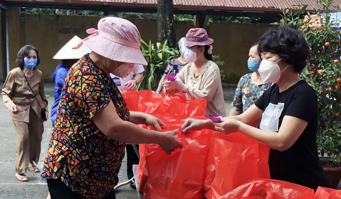 Trung tâm Hạnh phúc Phụ nữ Việt phát gạo và trứng hỗ trợ người khó khăn vì Covid-19 - Ảnh 1.