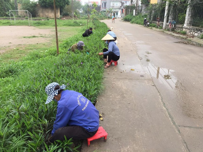 Mô hình 2 trong 1 của phụ nữ Đông Dư, vừa bảo vệ môi trường, vừa phòng dịch Covid-19 - Ảnh 2.