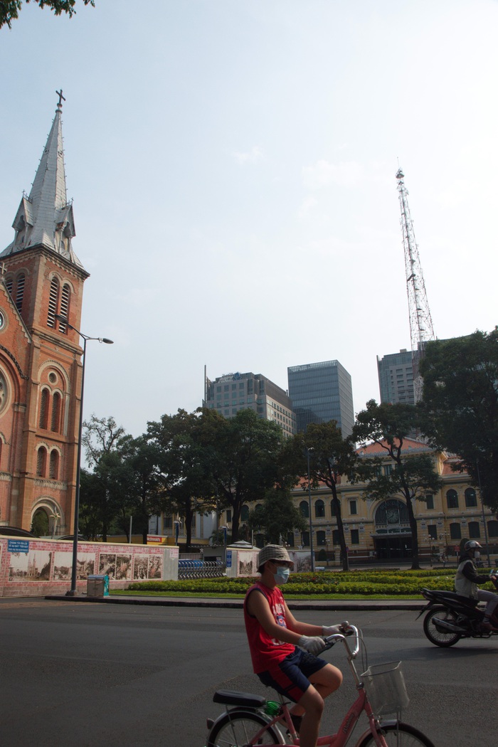 Không khí ngày mới được bắt đầu chậm ở khu vực trung tâm Sài Gòn