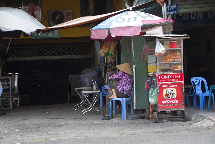 Người bán bánh mì trước rạp Quốc Thanh Nguyễn Trãi vẫn ủ rủ chờ khách mua