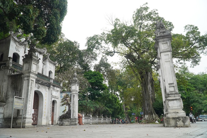 Đình chùa ở Hà Nội đóng cửa trong ngày đầu giãn cách xã hội, người dân đứng ở ngoài khấn vái  - Ảnh 9.