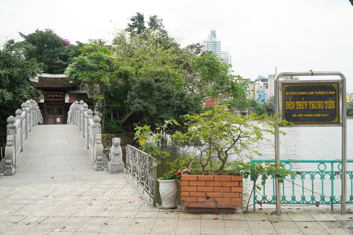 Đình chùa ở Hà Nội đóng cửa trong ngày đầu giãn cách xã hội, người dân đứng ở ngoài khấn vái  - Ảnh 11.