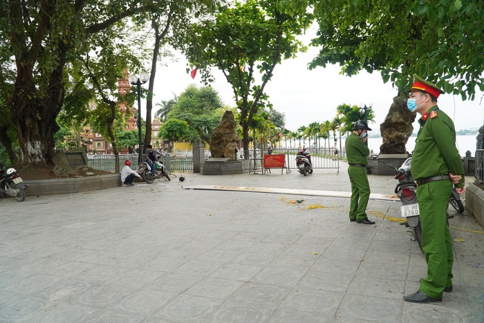 Đình chùa ở Hà Nội đóng cửa trong ngày đầu giãn cách xã hội, người dân đứng ở ngoài khấn vái  - Ảnh 12.