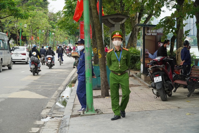 Đình chùa ở Hà Nội đóng cửa trong ngày đầu giãn cách xã hội, người dân đứng ở ngoài khấn vái  - Ảnh 14.