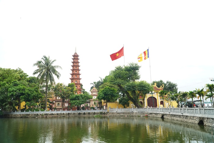 Đình chùa ở Hà Nội đóng cửa trong ngày đầu giãn cách xã hội, người dân đứng ở ngoài khấn vái  - Ảnh 15.