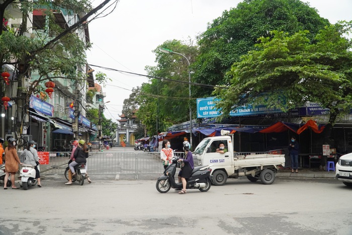 Đình chùa ở Hà Nội đóng cửa trong ngày đầu giãn cách xã hội, người dân đứng ở ngoài khấn vái  - Ảnh 16.